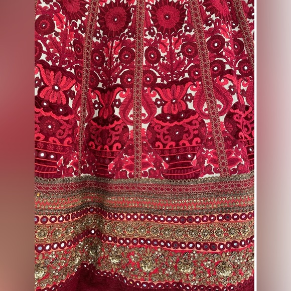 Sabyasachi lehenga worn by Bollywood actress - Picture 5 of 7